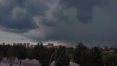 4k延时拍摄城市上空暴雨前的乌云翻滚视频的预览图